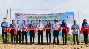 Lãnh đạo UBND tỉnh cùng Ban Tổ chức cát băng khánh thành công trình “Nước sạch cho vùng hạn”.