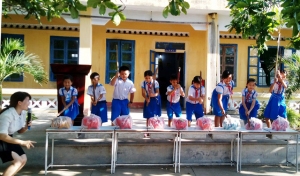 Liên đội Trường tiểu học Phạm Văn Đồng (xã Hòa Hiệp Nam, huyện Đông Hòa) tổ chức “mổ heo” đất để trao học bổng cho học sinh nghèo.