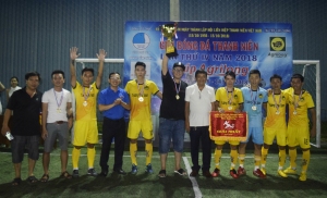 Ban Tổ chức trao cúp vô địch cho đội Sân bóng Đại học Phú Yên.