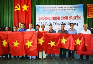 Đoàn Khối các cơ quan hai tỉnh Phú Yên và tỉnh Hải Dương tặng cờ Tổ quốc cho ngư dân xã An Hải