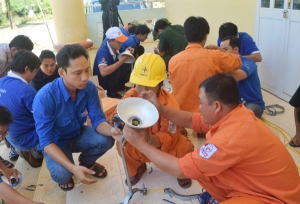 Đoàn cơ sở Công ty Điện lực Phú Yên tham gia thi công công trình "Thắp sáng đường quê" tại Thị xã Sông Cầu.