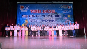 Lãnh đạo tỉnh trao Bằng khen cho sinh viên Phú Yên tiêu biểu.