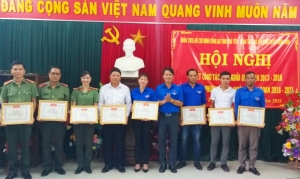 Đồng chí Lương Minh Tùng - Phó bí thư Tỉnh đoàn tặng bằng khen cho các tập thể và cá nhân có thành tích xuất sắc trong công tác kết nghĩa