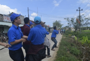 Đoàn viên, thanh niên thi công công trình “Thắp sáng đường quê” tại xã An Nghiệp.