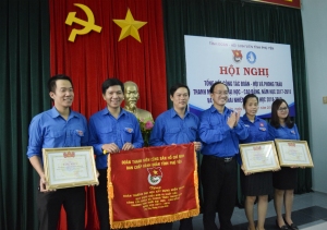 Đ/c Trần Minh Trí - Phó Bí thư Tỉnh Đoàn, Chủ tịch Hội Sinh viên tỉnh tặng cờ và bằng khen cho các tập thể xuất sắc.