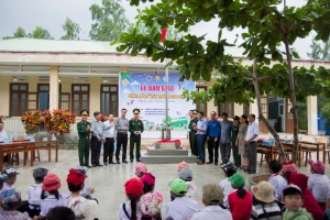 Đại diện các cơ quan, đơn vị và chính quyền địa phương tại lễ bàn giao công trình.