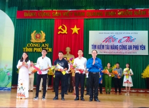 Đ/c Trần Minh Trí - Phó Bí thư Tỉnh Đoàn trao giải ba cho các thí sinh.