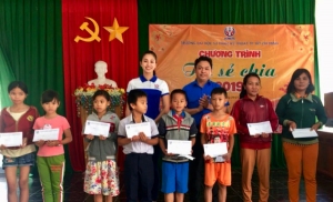 Anh Phan Xuân Hạnh - Bí thư Tỉnh Đoàn và Hoa hậu Việt Nam 2018 Trần Tiểu Vy trao quà cho các em thiếu nhi, học sinh ở xã An Cư.