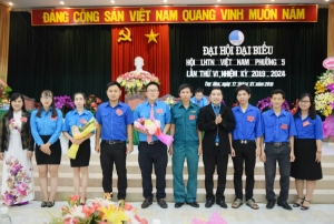 Anh Lê Duy - UVBTV Tỉnh Đoàn, Bí thư Thành Đoàn, Chủ tịch Hội LHTN Việt Nam thành phố Tuy Hòa và lãnh đạo Đảng ủy Phường 5 tặng hoa chúc mừng anh chị vào Ủy ban Hội LHTN Việt Nam Phường 5 nhiệm kỳ 2019 - 2024.