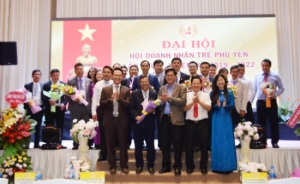 Lãnh đạo tỉnh, Hội Doanh nhân trẻ Việt Nam tặng hoa chúc mừng Ban chấp hành Hội Doanh nhân trẻ Phú Yên nhiệm kỳ mới.