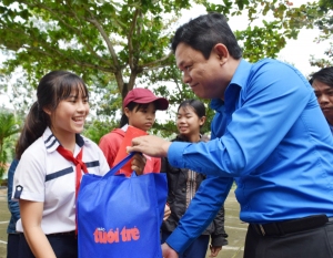 Anh Phan Xuân Hạnh - Bí thư Tỉnh Đoàn Phú Yên trao quà Tết cho một em học sinh ở xã Xuân Sơn Nam (huyện Đồng Xuân).
