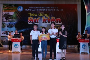 Ban Tổ chức trao giải nhất cho Trường THPT Phan Chu Trinh (TX. Sông Cầu).
