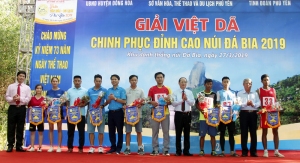Đồng chí Phan Đình Phùng - Phó Chủ tịch UBND tỉnh và các thành viên trong Ban Tổ chức giải tặng hoa, trao cờ cho đại diện 18 đoàn tham dự giải.