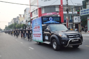 Đoàn viên, thanh niên, học sinh tham gia diễu hành hưởng ứng Chiến dịch Giờ trái đất 2019.