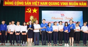 Lãnh đạo Ban Dân vận Tỉnh ủy; lãnh đạo Tỉnh Đoàn, Huyện ủy Tây Hòa và Huyện Đoàn Tây Hòa trao huy hiệu Đoàn và thẻ đoàn viên cho đoàn viên mới.