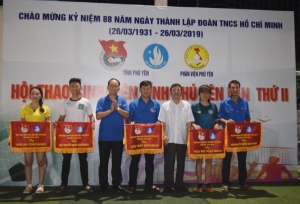 Ban Tổ chức trao giải toàn đoàn cho các đơn vị xuất sắc.