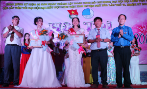 Lãnh đạo Tỉnh Đoàn và lãnh đạo huyện Phú Hòa trao giải cho Hoa khôi Ngô Thị Mỹ Chi và Á khôi Võ Thị Bích Phương.