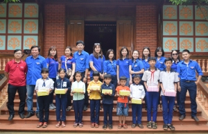 Tặng quà quà cho các em thiếu nhi, học sinh có hoàn cảnh khó khăn ở xã Sơn Định.