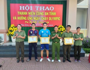 Ban Tổ chức trao giải toàn đoàn cho các đội thi.
