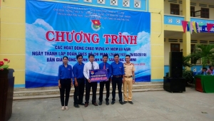 Bàn giao công trình thanh niên sân bóng đá mini cho Trường Tiểu học Hòa Tân Tây.