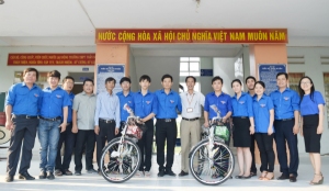 Tặng xe đạp cho hai học sinh có hoàn cảnh khó khăn, có thành tích xuất trong học tập