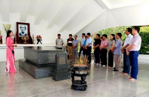 Đoàn tham quan Khu di tích mộ cụ phó bảng Nguyễn Sinh Sắc (TP. Cao Lãnh, tỉnh Đồng Tháp).