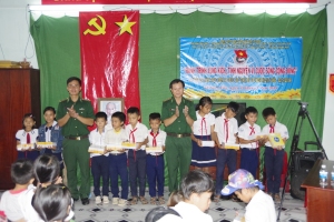 ĐVTN các chi đoàn tặng quà cho trẻ em nghèo xã Xuân Phương.