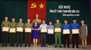 Huyện Đoàn Tây Hòa trao giấy khen cho các cá nhân có thành tích xuất sắc trong Tháng Thanh niên năm 2019.