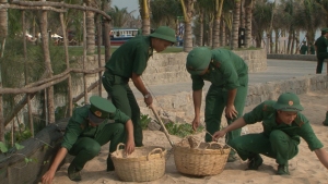 ĐVTN tham gia dọn vệ sinh môi trường.