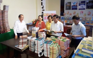 Đồng chí Phan Đình Phùng - Phó Chủ tịch UBND tỉnh kiểm tra việc trưng bày các gian hàng sách trước ngày khai mạc Hội Sách tỉnh lần thứ III.
