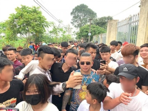 Dương Minh Tuyền xuất hiện tại Hưng Yên để động viên nữ sinh bị bạo hành (Ảnh cắt từ video).