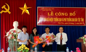 Lãnh đạo UBND tỉnh và Ban Tổ chức Tỉnh ủy trao Quyết định cho đồng chí Trương Văn Phương và Lê Thị Thanh Bích.