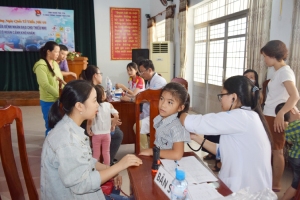 Bác sĩ Bệnh viện Nhi Đồng 1 khám bệnh cho thiếu nhi.