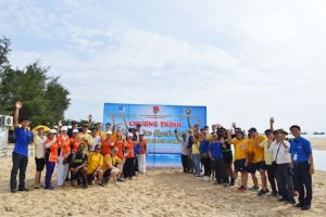 Đoàn viên, thanh niên, cán bộ, chiến sĩ và đoàn đại biểu Chương trình Đối tác Thái Bình Dương 2019 tham gia Chương trình “Hãy làm sạch biển”.