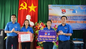 Đoàn hành trình tặng cờ Tổ quốc và bàn giao công trình khu vui choi cho các em thiếu nhi cho địa phương xã Hòa Tâm (H. Đông Hòa).