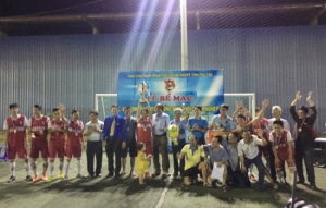 Ban Tổ chức trao cúp vô địch cho đội bóng Đoàn cơ sở Công ty cổ phần An Hưng.