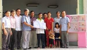 Bàn giao ngôi nhà cho gia đình em Lê Nguyễn Anh Thư.
