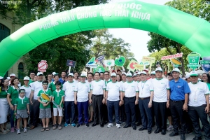 Thủ tướng Nguyễn Xuân Phúc cùng các đồng chí lãnh đạo đi bộ tuần hành kêu gọi cộng đồng chung tay chống rác thải nhựa.
