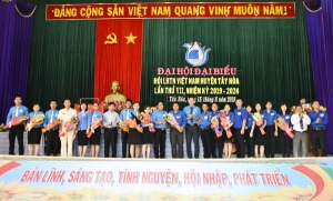 Các đồng chí lãnh đạo tặng hoa chúc mừng các anh chị chọn cử vào Ủy ban Hội LHTN huyện Tây Hòa khóa VII.