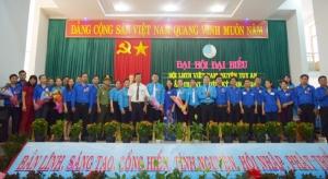 Các đồng chí lãnh đạo tặng hoa chúc mừng các anh chị chọn cử vào Ủy ban Hội LHTN huyện Tuy An khóa VI, nhiệm kỳ 2019 - 2024.