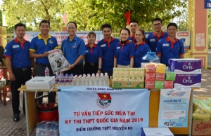 Thăm đội hình tiếp sức tại điểm thi Trường THPT Nguyễn Du.