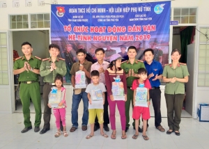 Các cơ sở Đoàn tặng quà cho các em học sinh có hoàn cảnh khó khăn tại xã Xuân Phước, huyện Đồng Xuân