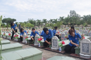 ĐVTN đặt hoa tại mộ các liệt sĩ tại chương trình Thắp nến tri ân 27/7.