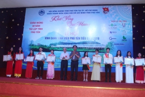 Đ/c Huỳnh Tấn Việt - Ủy viên Trung ương Đảng, Bí thư Tỉnh ủy, Chủ tịch HĐND tỉnh trao bằng khen cho các sinh viên Phú Yên tiêu biểu.