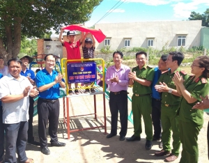 Các đơn vị bàn giao công trình thanh niên "Khu vui chơi thiếu nhi" tại xã Ea Bar.