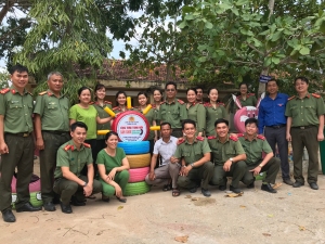 Bàn giao công trình thanh niên: “Khu vui chơi thiếu nhi” tại xã Ea Lâm.