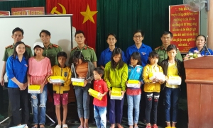 Cụm thi đua Khối ANNND tặng quà cho học sinh có hoàn cảnh khó khăn tại xã Eatrol, huyện Sông Hinh