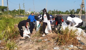 Học cụ già nhặt rác, nhóm quyết tâm: 'Họ vứt tụi em nhặt, cho đến khi họ hết vứt'