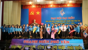 Các đồng chí lãnh đạo tặng hoa chúc mừng các anh, chị chọn cử vào Ủy ban Hội LHTN Việt Nam khóa VI, nhiệm kỳ 2019 - 2024.