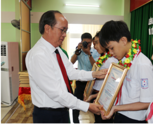 Phó Chủ tịch UBND tỉnh Phan Đình Phùng trao giải nhì cho các học sinh tham gia cuộc thi.